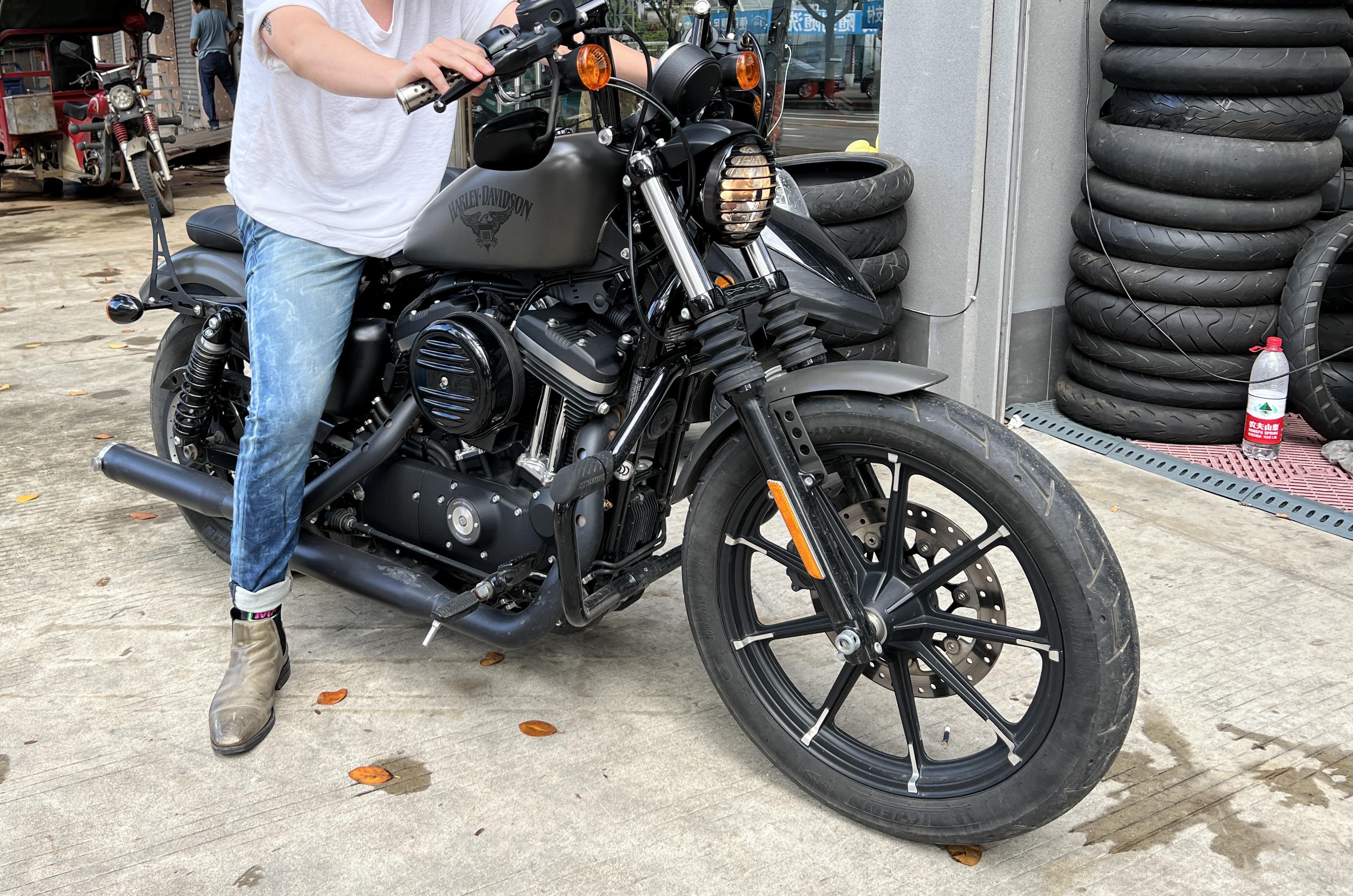 Managing the Harley Nightster weight: Simple tips for easier maneuvering and parking.
