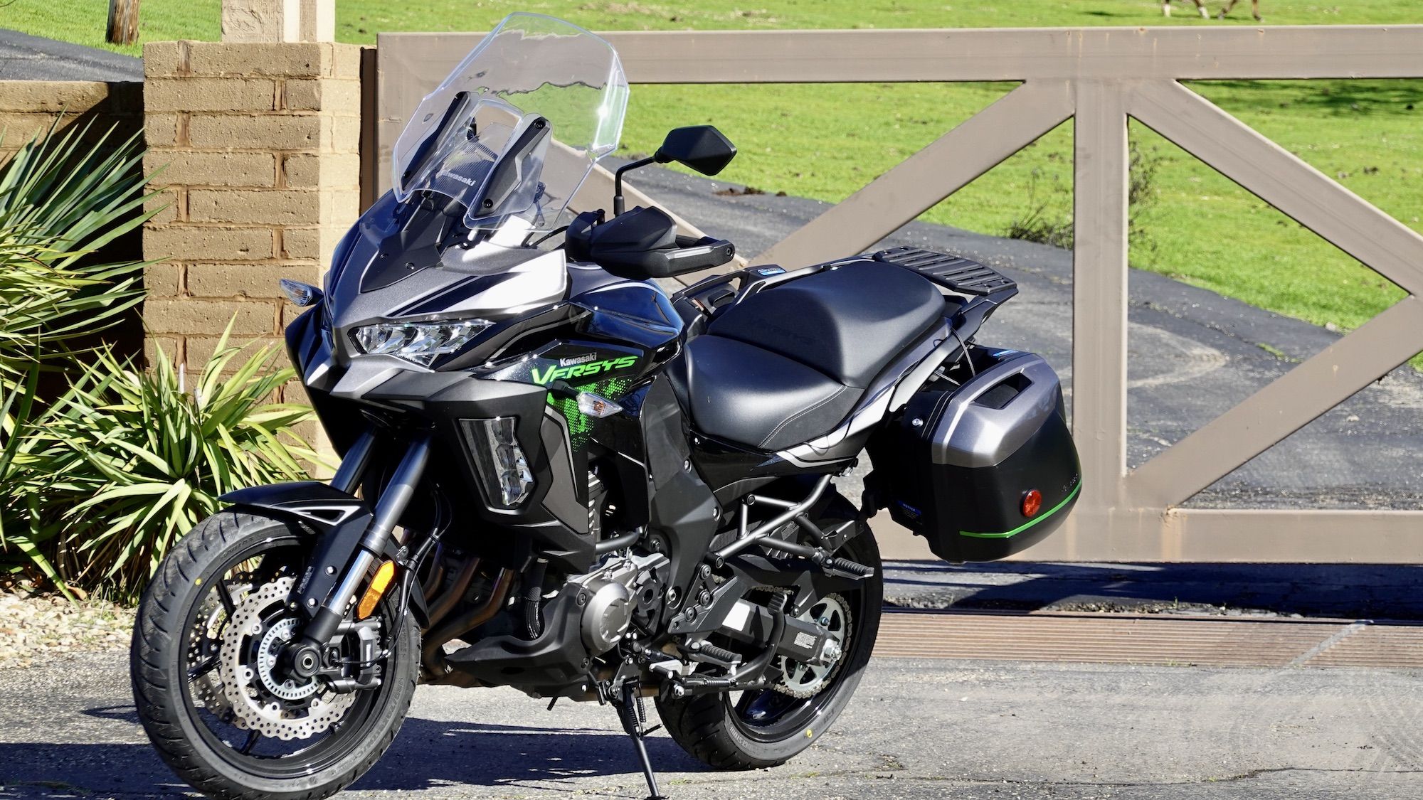 Understanding the Kawasaki Versys 1000 weight: How heavy does this adventure tourer actually feel on road?