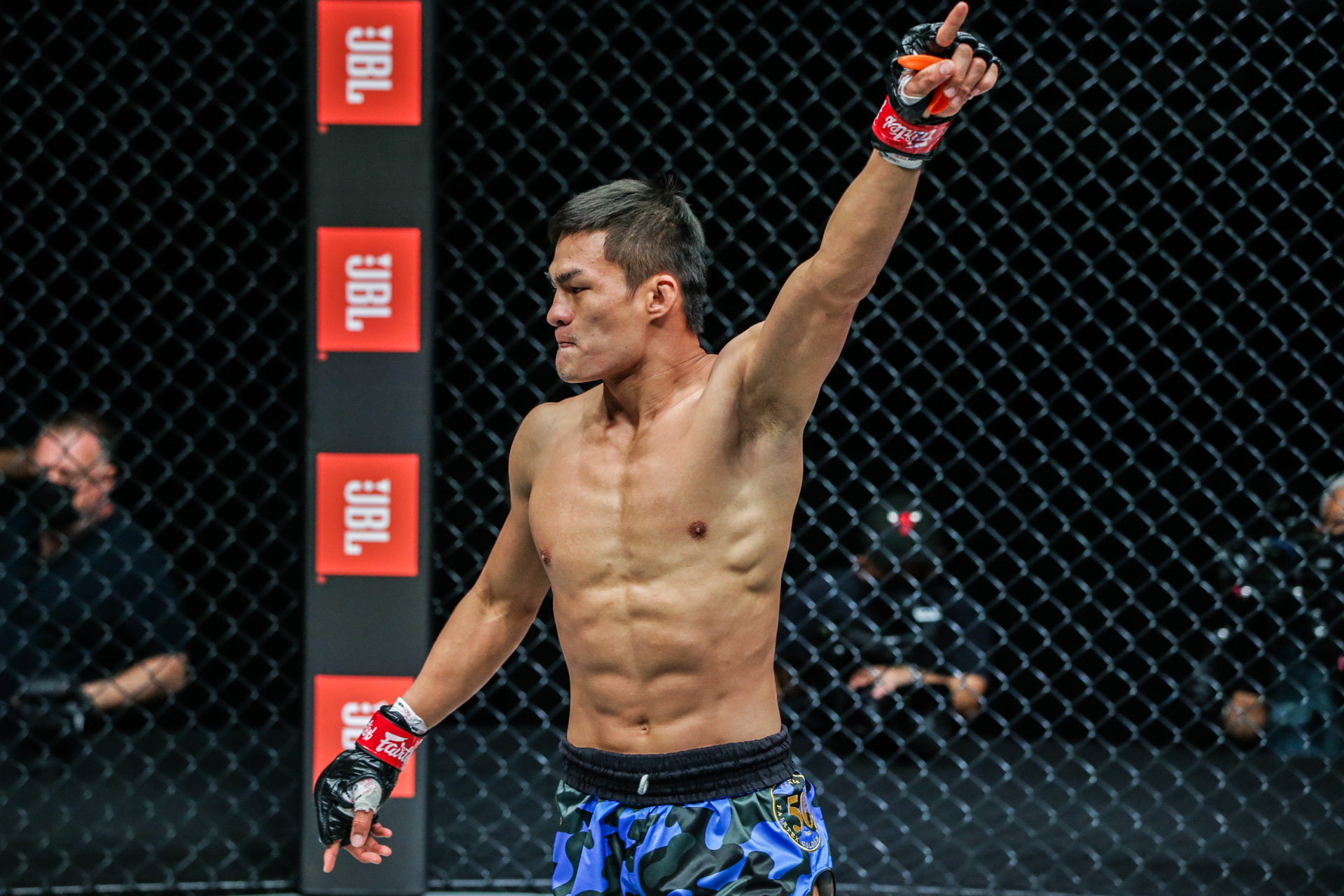 What are Saemapetch Fairtexs key strengths? Learn about his powerful left kick technique.