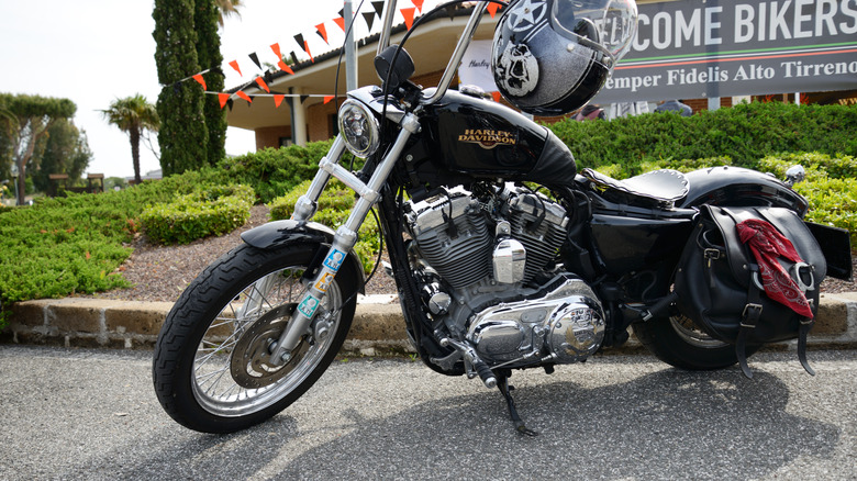 Managing the Harley Nightster weight: Simple tips for easier maneuvering and parking.