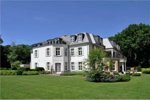 Just how rich is Wim Beelen? Uncover the secrets to his impressive net worth and business achievements.
