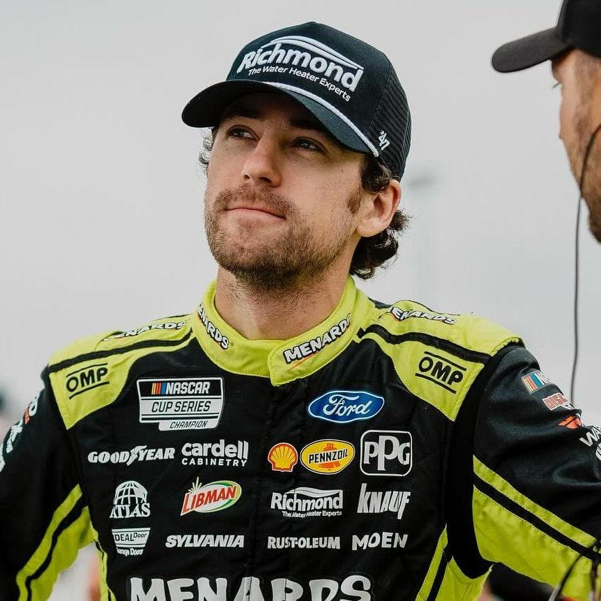 Who are the top sexiest race car drivers today? Check this list of the hottest racers now.