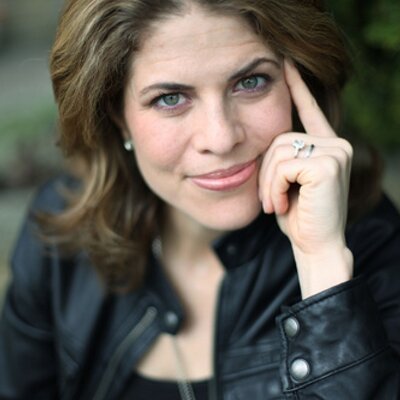 Gloria Riviera: Investigating key world events.