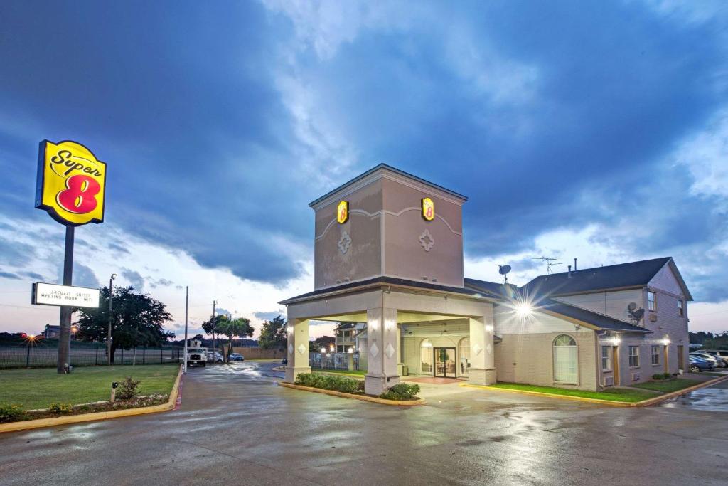 Booking the super 8 dallas east hotel? Follow these easy steps to secure the best possible room rates.